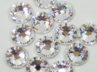 Стразы &quot;Swarovski&quot; ss3  144 шт. Стразы SWAROVSKI
Стразы для маникюра и дизайна ногтей белые. Размер ss3
Огранка кристалла - 14 граней

Фольгирование под платину (F) - покрытие обратной стороны кристалла.

Клеевые кристаллы (стразы) используются при инкрустации на любые плоские поверхности и предметы, в ногтевом дизайне, хрустальном макияже, украшении одежды, аксессуаров, предметов интерьера, мебели, автомобилей и т.д. В нашем интернет-магазине приобрести стразы Swarovski различных цветов с доставкой по Москве и всей России. 

Кристаллы Swarovski с плоским дном – это неповторимое украшение для дизайна ногтей:
- четкая и ровная огранка, без сколов или не прошлифованных участков
- стандартные формы
- яркий блеск, отсутствие замутнений
- чистый цвет, абсолютно одинаковый у всех камней в одной упаковке

Производство: Swarovski, Австрия